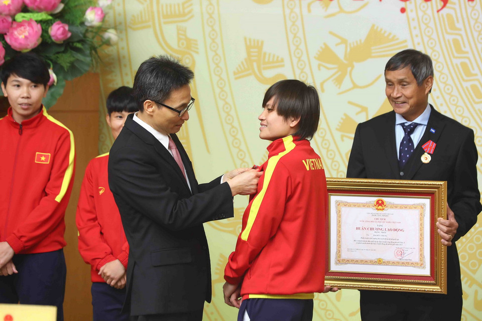  Phó Thủ tướng Vũ Đức Đam gắn Huân chương Lao động hạng Nhì, hạng Ba cho các cầu thủ Đội tuyển Bóng đá Nữ Việt Nam có thành tích xuất sắc. (Ảnh: Phạm Kiên/TTXVN)