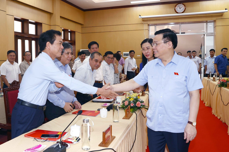 Chủ tịch Quốc hội Vương Đình Huệ cùng các đại biểu. (Ảnh: Doãn Tấn/TTXVN)