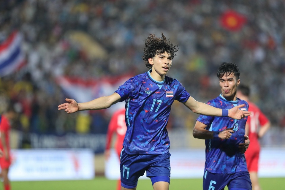 Tiền vệ Benjamin James Davis (17) mở tỷ số cho U23 Thái Lan ở phút 45+1 từ chấm đá phạt trực tiếp 11m. (Ảnh: Hoàng Linh/TTXVN)