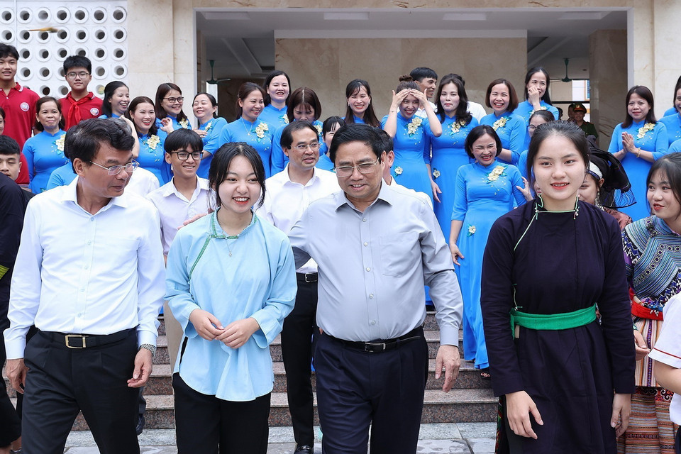 Thủ tướng Phạm Minh Chính với học sinh cụm liên trường thành phố Lào Cai. (Ảnh: Dương Giang/TTXVN)