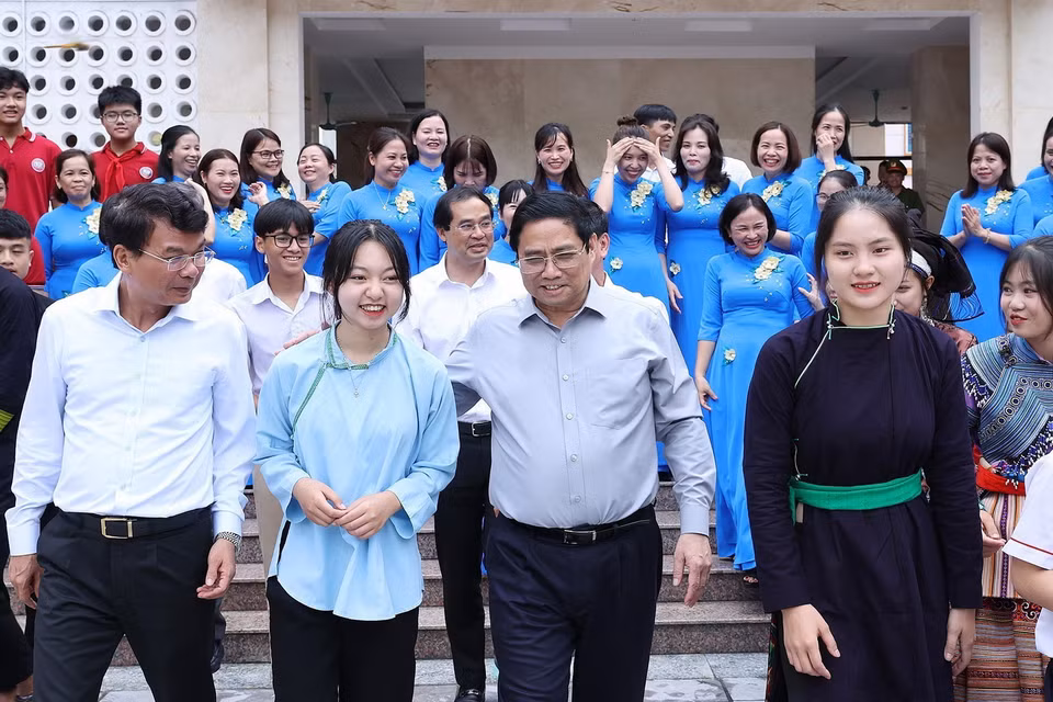Thủ tướng Phạm Minh Chính với học sinh cụm liên trường thành phố Lào Cai. (Ảnh: Dương Giang/TTXVN)