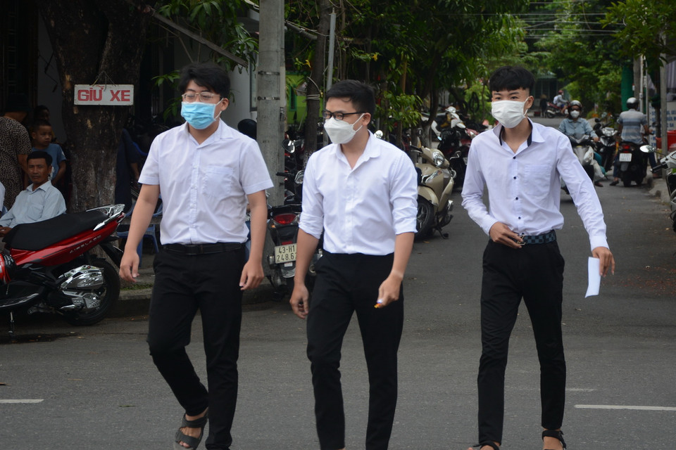  Thí sinh đến điểm thi trường THPT Tôn Thất Tùng, quận Sơn Trà, thành phố Đà Nẵng. (Ảnh: Văn Dũng/TTXVN)