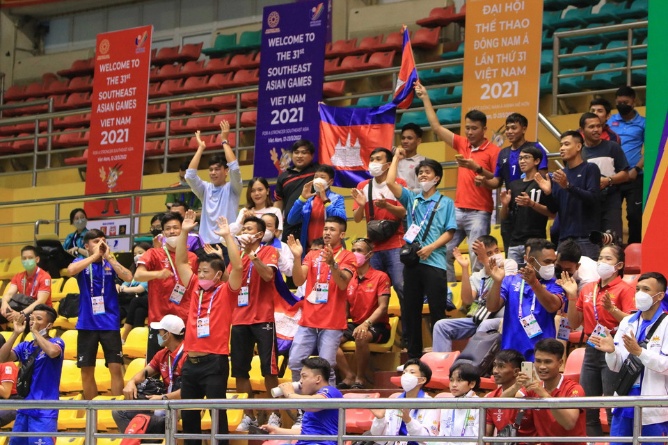 Rất đông cổ động viên đến cổ vũ cho các trận đấu. (Ảnh: Thái Hùng/TTXVN)