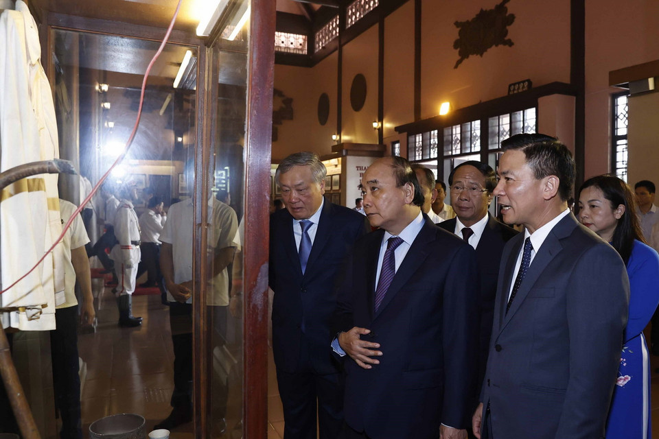 Chủ tịch nước thăm Khu văn hóa tưởng niệm Bác Hồ tại Thanh Hóa. (Ảnh: Thống Nhất/TTXVN)