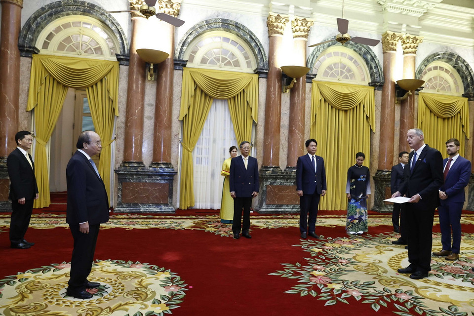 Chủ tịch nước Nguyễn Xuân Phúc tiếp nhận Quốc thư của Đại sứ Israel Yaron Mayer. (Ảnh: Thống Nhất/TTXVN)