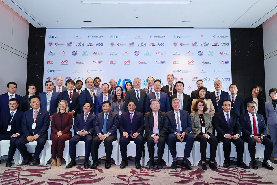 Thủ tướng Phạm Minh Chính chụp ảnh cùng đại biểu các bộ, ngành và tổ chức quốc tế. (Ảnh: Dương Giang/TTXVN)