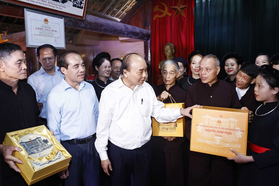 Chủ tịch nước Nguyễn Xuân Phúc đến thăm Câu lạc bộ hát Then thôn Tân Lập, xã Tân Trào, huyện Sơn Dương, tỉnh Tuyên Quang. (Ảnh: Thống Nhất/TTXVN)