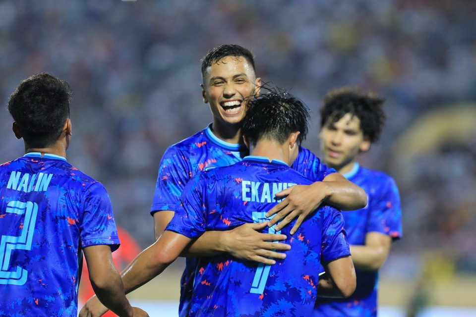 Các cầu thủ U23 Thái Lan ăn mừng bàn thắng nâng tỷ số lên 3 - 0 của Ekanit Panya ở phút 61. (Ảnh: Tuấn Anh/TTXVN)