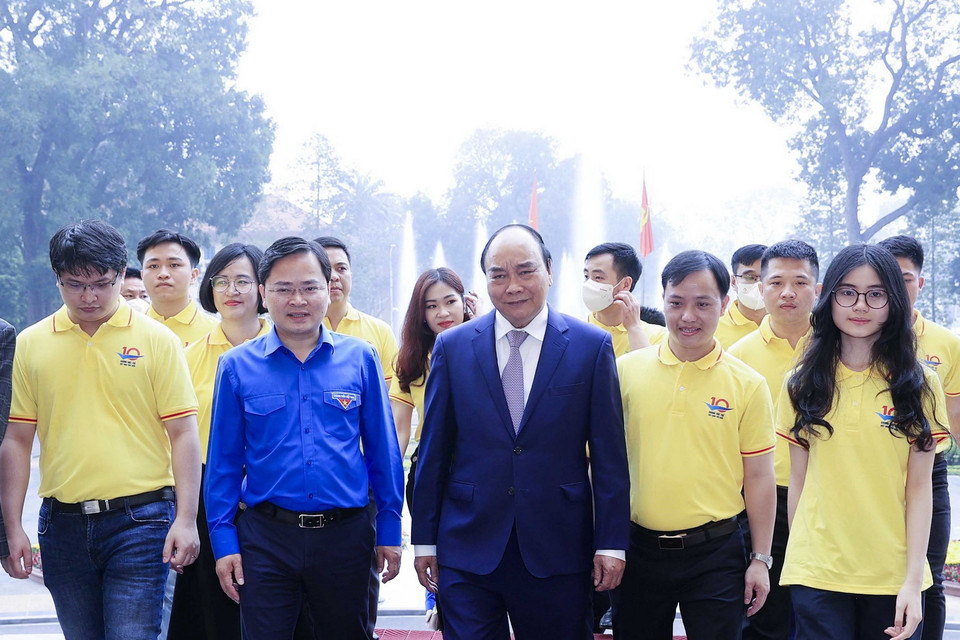  Chủ tịch nước Nguyễn Xuân Phúc và các gương mặt trẻ Việt Nam tiêu biểu năm 2021. (Ảnh: Thống Nhất/ TTXVN)