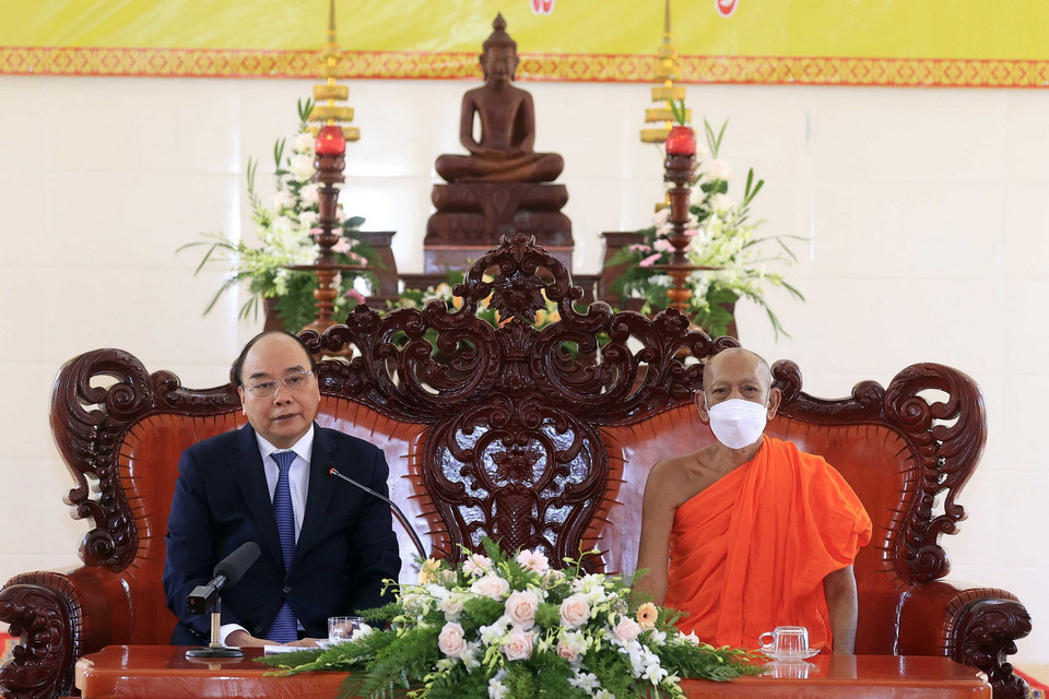 Chủ tịch nước Nguyễn Xuân Phúc nói chuyện với các vị chư tăng của Học viện Phật giáo Nam tông Khmer. (Ảnh: Thống Nhất/TTXVN)