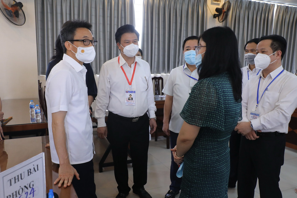 Phó Thủ tướng Vũ Đức Đam kiểm tra công tác tổ chức Kỳ thi tốt nghiệp Trung học phổ thông năm 2022 tại Trường THCS Nghĩa Tân, quận Cầu Giấy, Hà Nội. Ảnh: Lâm Khánh - TTXVN