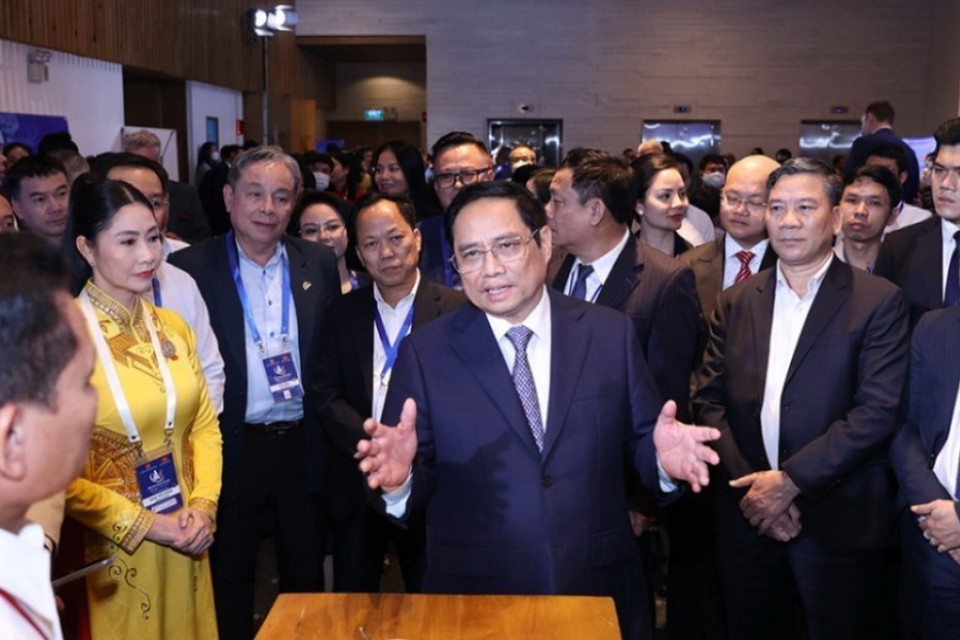 Thủ tướng Phạm Minh Chính trao đổi với các đại biểu dự Diễn đàn. (Ảnh: Dương Giang/TTXVN)