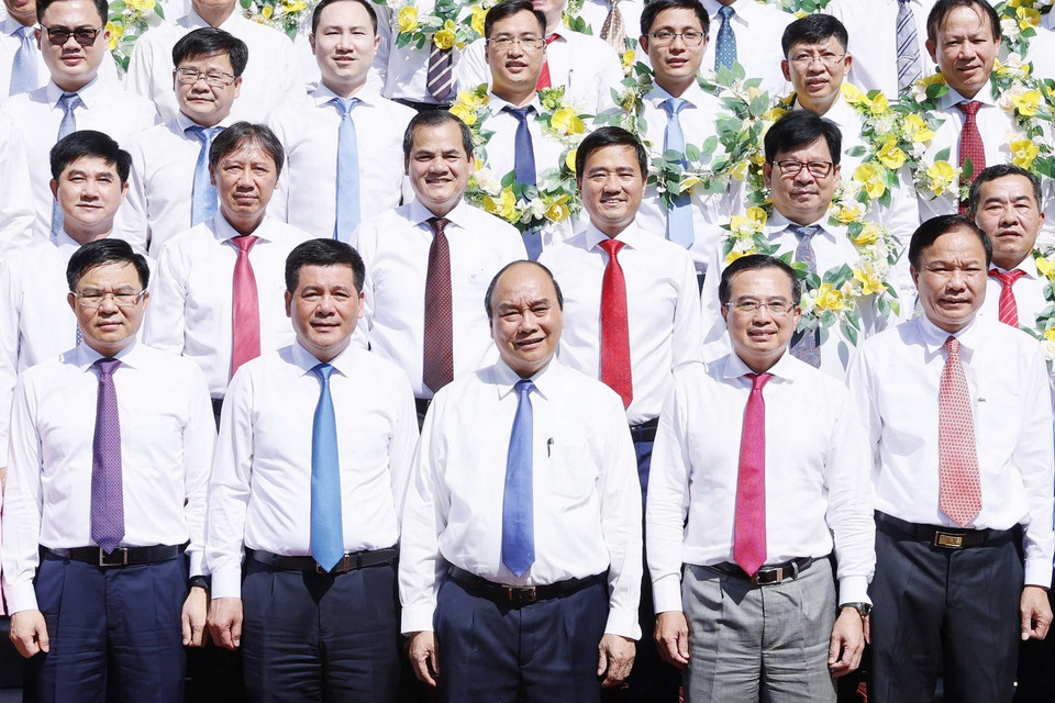 Chủ tịch nước Nguyễn Xuân Phúc với các đại biểu cán bộ, công nhân lao động tiêu biểu ngành Dầu khí. (Ảnh: Thống Nhất/TTXVN)