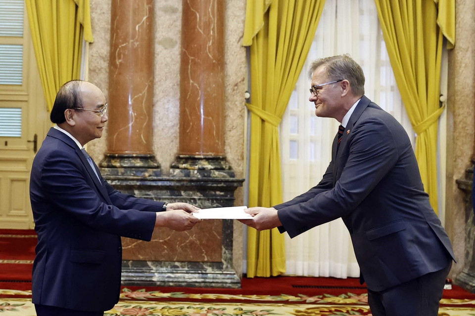  Chủ tịch nước Nguyễn Xuân Phúc nhận Quốc thư từ Đại sứ Vương quốc Đan Mạch Nicolai Prytz. (Ảnh: Thống Nhất/TTXVN)