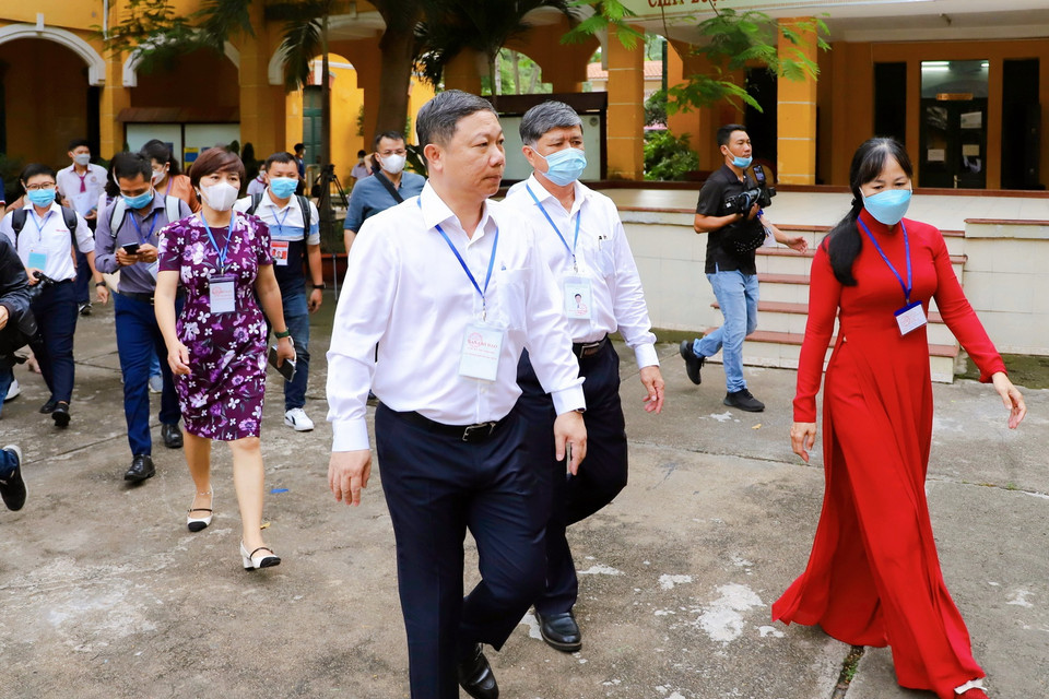  Phó Chủ tịch Ủy ban Nhân dân Thành phố Hồ Chí Minh Dương Anh Đức (giữa) kiểm tra công tác tổ chức thi tại điểm thi Trường Trung học Phổ thông Trưng Vương, quận 1. (Ảnh: Hồng Giang/TTXVN)