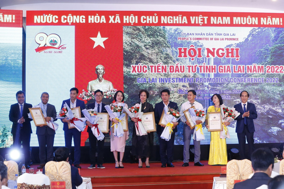 Lãnh đạo tỉnh Gia Lai trao Quyết định chủ trương đầu tư cho các nhà đầu tư vào tỉnh. (Ảnh: Văn Điệp/TTXVN)