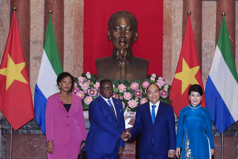 Chủ tịch nước Nguyễn Xuân Phúc và Phu nhân chụp ảnh chung với Tổng thống nước Cộng hòa Sierra Leone Julius Maada Bio và Phu nhân. (Ảnh: Thống Nhất/TTXVN) 
