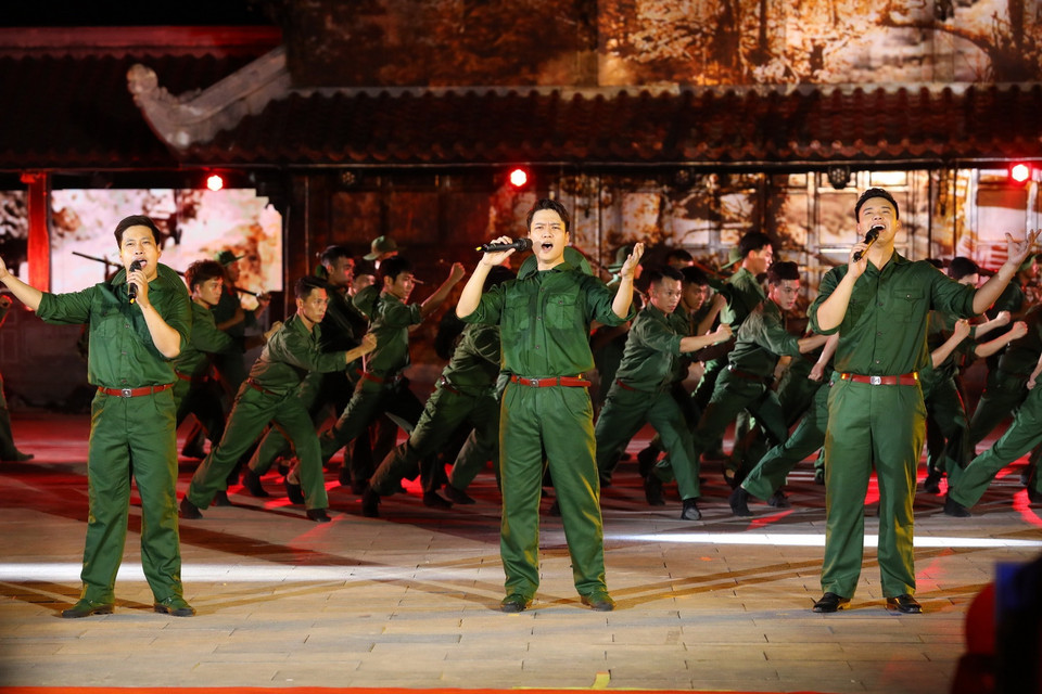 Tiết mục văn nghệ biểu diễn tại chương trình. (Ảnh: Hoàng Hiếu/TTXVN)