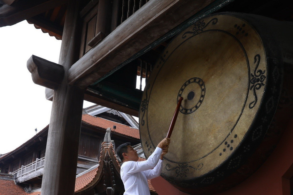 Chủ tịch Quốc hội Singapore Tan Chuan-Jin đánh trống tại Văn Miếu-Quốc Tử Giám. (Ảnh: Văn Điệp/TTXVN)