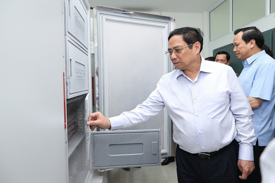 Thủ tướng Phạm Minh Chính kiểm tra quy trình bảo quản mẫu hài cốt. (Ảnh: Dương Giang/TTXVN)