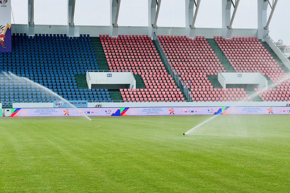  Mặt sân vận động Cẩm Phả được phun nước, chăm sóc hàng ngày đúng quy trình, kỹ thuật. (Ảnh: Thanh Vân/TTXVN)