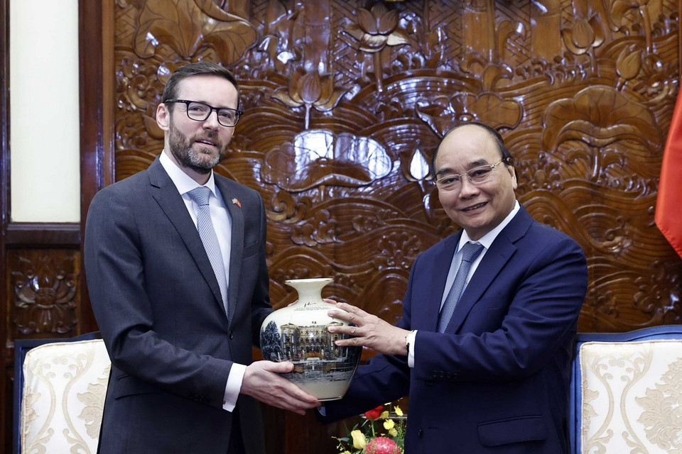 Chủ tịch nước Nguyễn Xuân Phúc tặng quà lưu niệm Đại sứ Liên hiệp Vương quốc Anh và Bắc Ireland Iain Frew. (Ảnh: Thống Nhất/TTXVN)