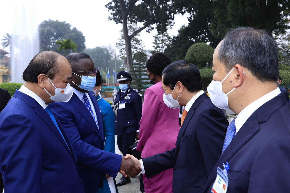 Tổng thống nước Cộng hòa Sierra Leone Julius Maada Bio gặp gỡ các thành viên Đoàn đại biểu cấp cao Việt Nam tham dự Lễ đón. (Ảnh: Thống Nhất/TTXVN) 