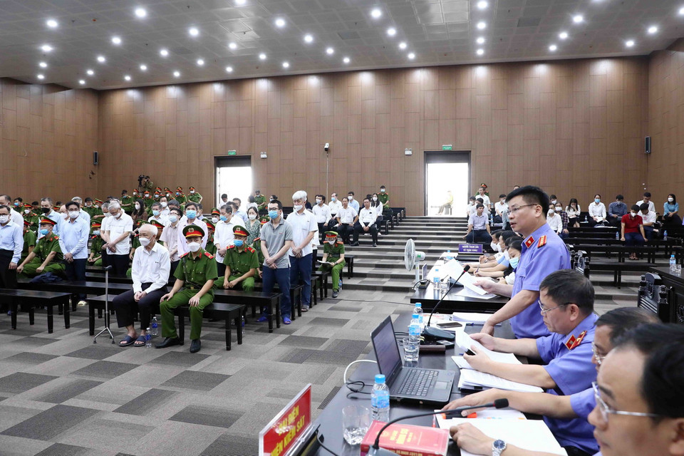 Đại diện Viện Kiểm sát công bố bản cáo trạng các bị cáo tại Phiên tòa. (Ảnh: Phạm Kiên/TTXVN)