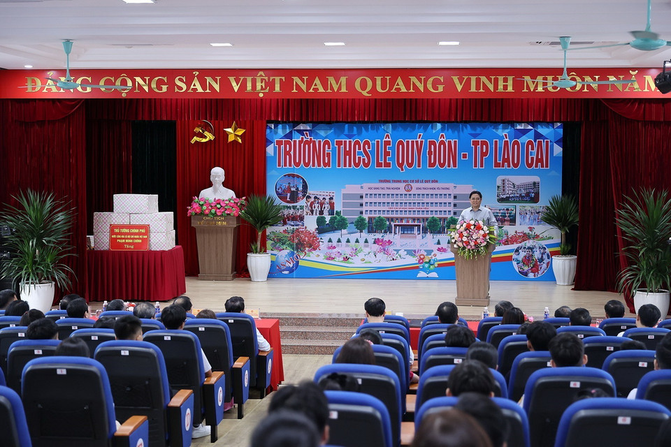 Thủ tướng Phạm Minh Chính phát biểu với giáo viên, học sinh cụm liên trường học thành phố Lào Cai. (Ảnh: Dương Giang/TTXVN)