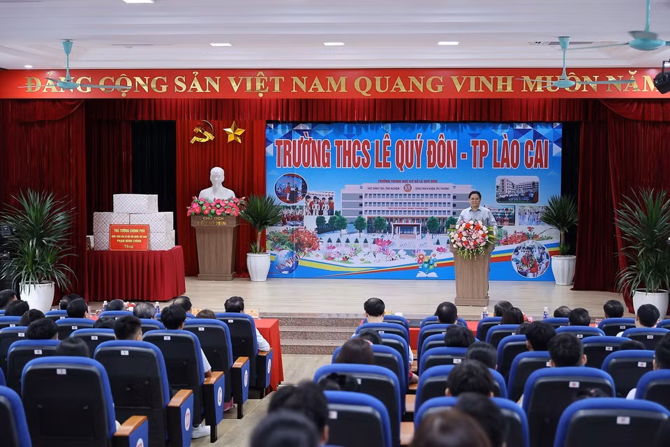 Thủ tướng Phạm Minh Chính phát biểu với giáo viên, học sinh cụm liên trường học thành phố Lào Cai. (Ảnh: Dương Giang/TTXVN)