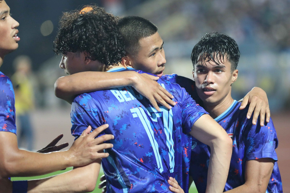 Các cầu thủ U23 Thái Lan ăn mừng bàn thắng mở tỷ số của tiền vệ Benjamin James Davis (17) ở phút 45+1. (Ảnh: Thanh Tùng/TTXVN)
