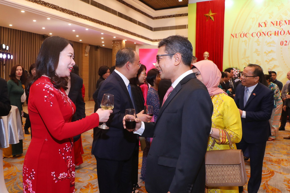 Phó Chủ tịch nước Võ Thị Ánh Xuân với các đại biểu dự Lễ kỷ niệm. (Ảnh: Lâm Khánh/TTXVN)