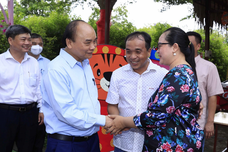  Chủ tịch nước Nguyễn Xuân Phúc thăm Hội quán “Cùng nhau làm du lịch.” (Ảnh: Thống Nhất/TTXVN) 