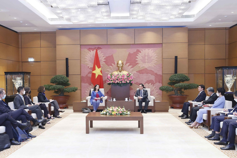 Chủ tịch Quốc hội Vương Đình Huệ tiếp bà Manuela V. Ferro, Phó Chủ tịch WB phụ trách khu vực Đông Á và Thái Bình Dương. (Ảnh: Doãn Tấn/TTXVN)