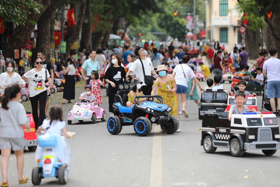 Không gian vui chơi với xe điện dành cho trẻ em. (Ảnh: Thanh Tùng/TTXVN)