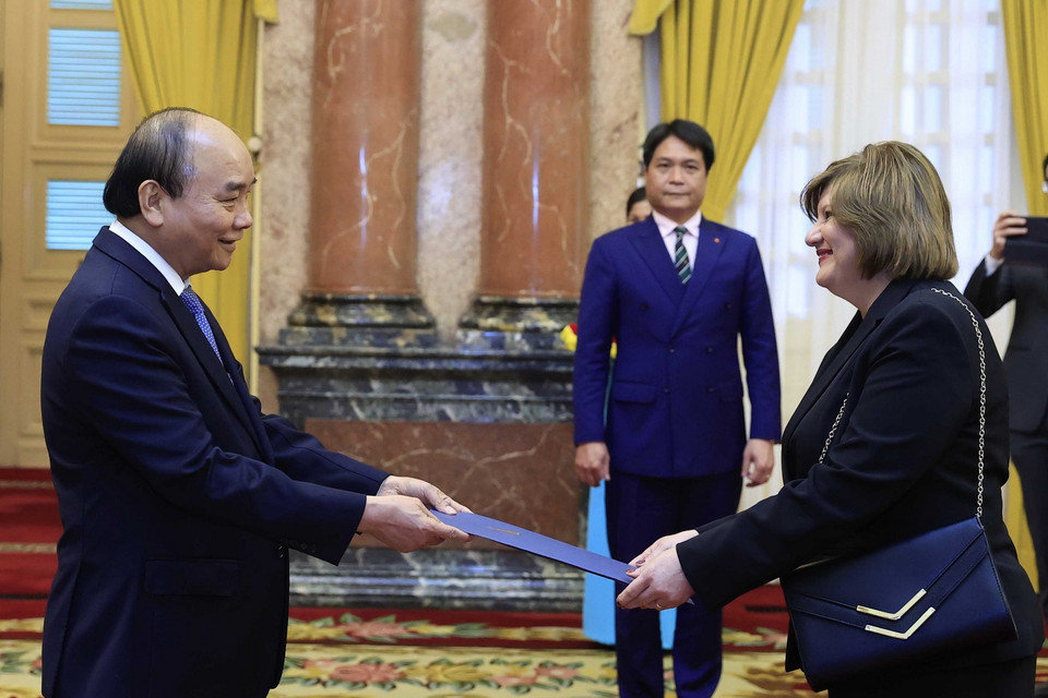 Chủ tịch nước Nguyễn Xuân Phúc tiếp nhận Quốc thư của Đại sứ Ai Cập Amal Abdel Kader Elmorsi. (Ảnh: Thống Nhất/TTXVN)