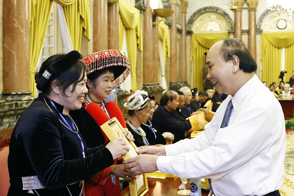 Các đại biểu được Chủ tịch nước Nguyễn Xuân Phúc tặng chân dung Chủ tịch Hồ Chí Minh. (Ảnh: Thống Nhất/TTXVN)