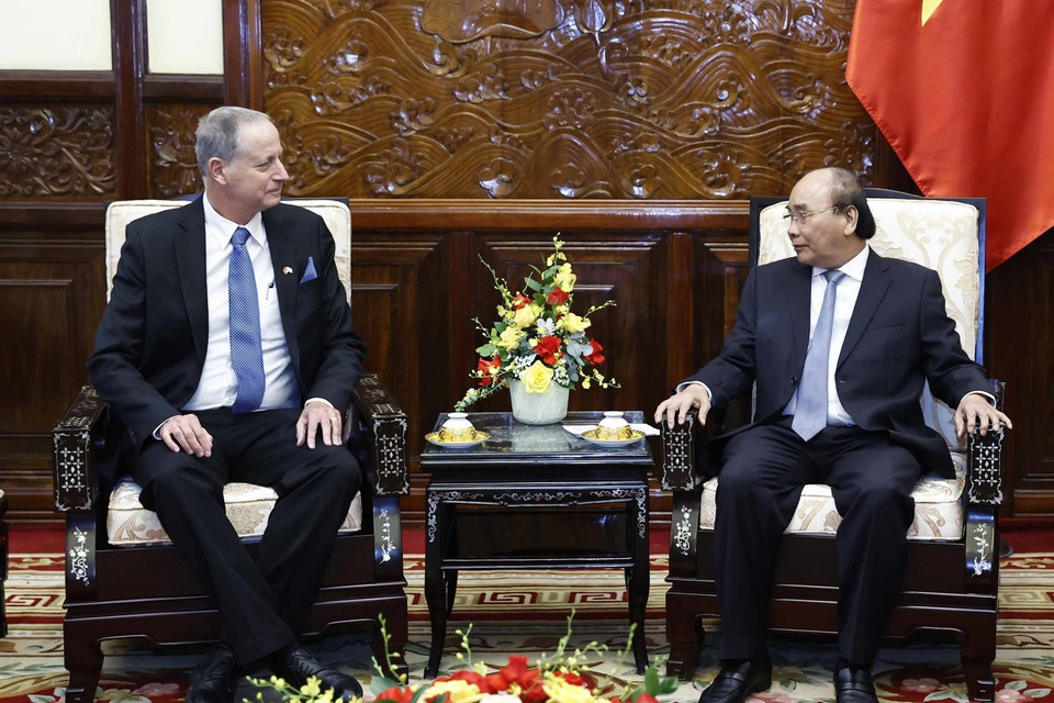 Chủ tịch nước Nguyễn Xuân Phúc tiếp Đại sứ Israel Yaron Mayer. (Ảnh: Thống Nhất/TTXVN)