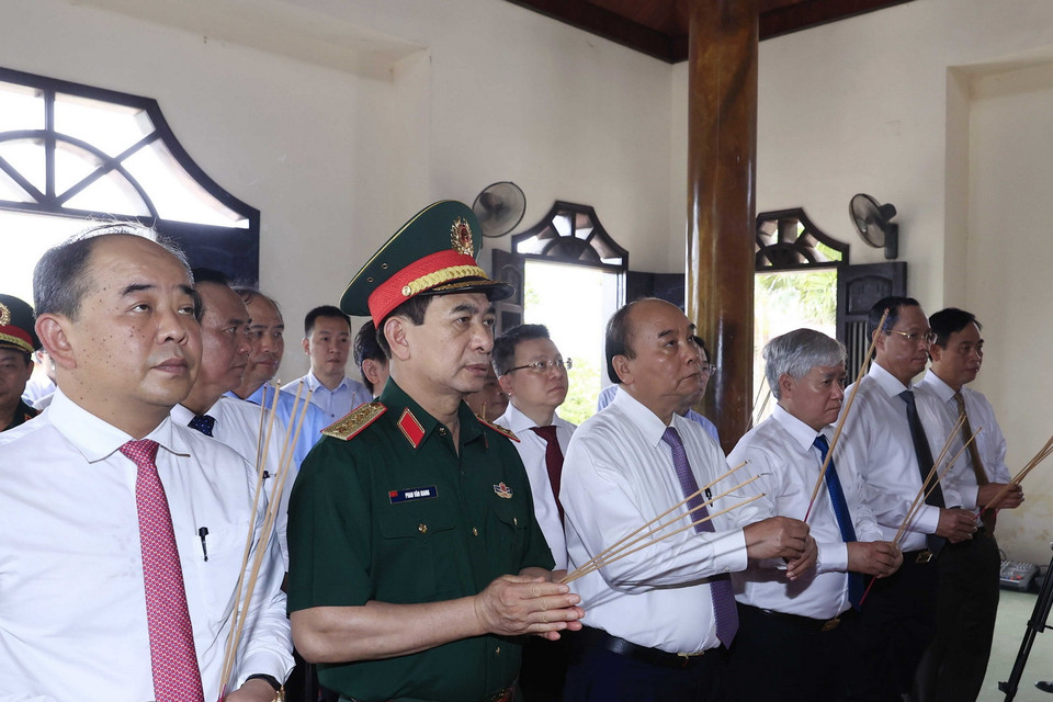 Chủ tịch nước Nguyễn Xuân Phúc dâng hương tưởng niệm Tổng Bí thư Lê Duẩn. (Ảnh: Thống Nhất/TTXVN)