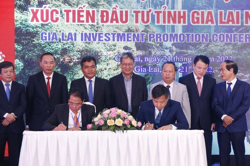 Ký biên bản ghi nhớ giữa UBND tỉnh Gia Lai và các nhà đầu tư vào tỉnh. (Ảnh: Văn Điệp/TTXVN)