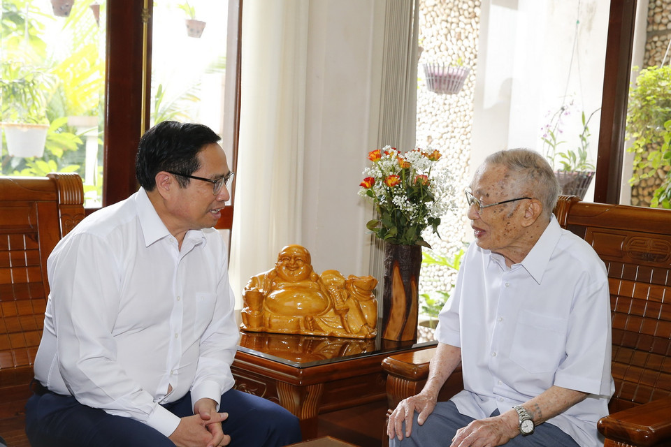 Thủ tướng Phạm Minh Chính và cán bộ lão thành cách mạng Ngô Thành, nguyên Phó Bí thư Tỉnh ủy Gia Lai. (Ảnh: Văn Điệp/TTXVN)