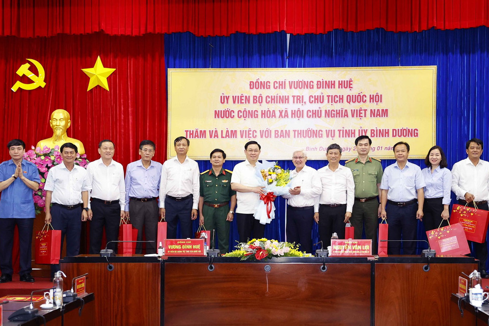 Chủ tịch Quốc hội Vương Đình Huệ tặng quà Tết cho Ban Thường vụ Tỉnh ủy Bình Dương. (Ảnh: Doãn Tấn/TTXVN)