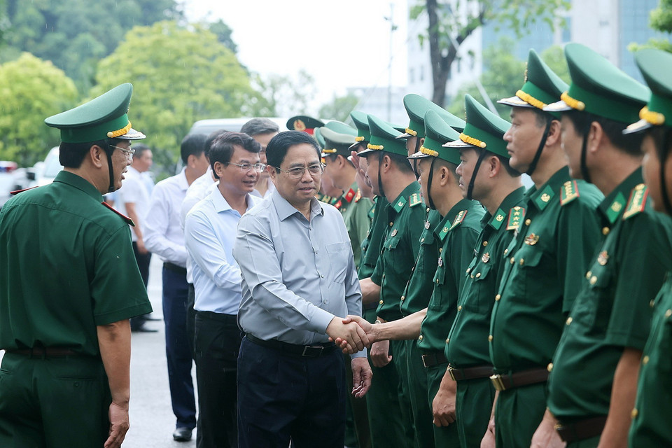 Thủ tướng Phạm Minh Chính thăm cán bộ, chiến sỹ Bộ Chỉ huy Bộ đội Biên phòng tỉnh Lào Cai. (Ảnh: Dương Giang/TTXVN)