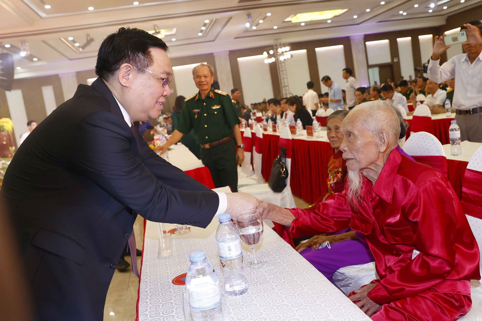 Chủ tịch Quốc hội Vương Đình Huệ với các đại biểu. Ảnh: Doãn Tấn - TTXVN