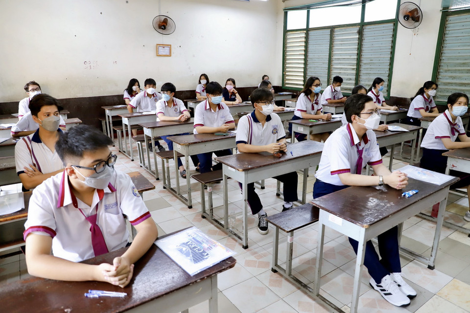  Thí sinh dự thi tại điểm thi Trường Trung học Phổ thông Trưng Vương, quận 3. (Ảnh: Hồng Giang/TTXVN)