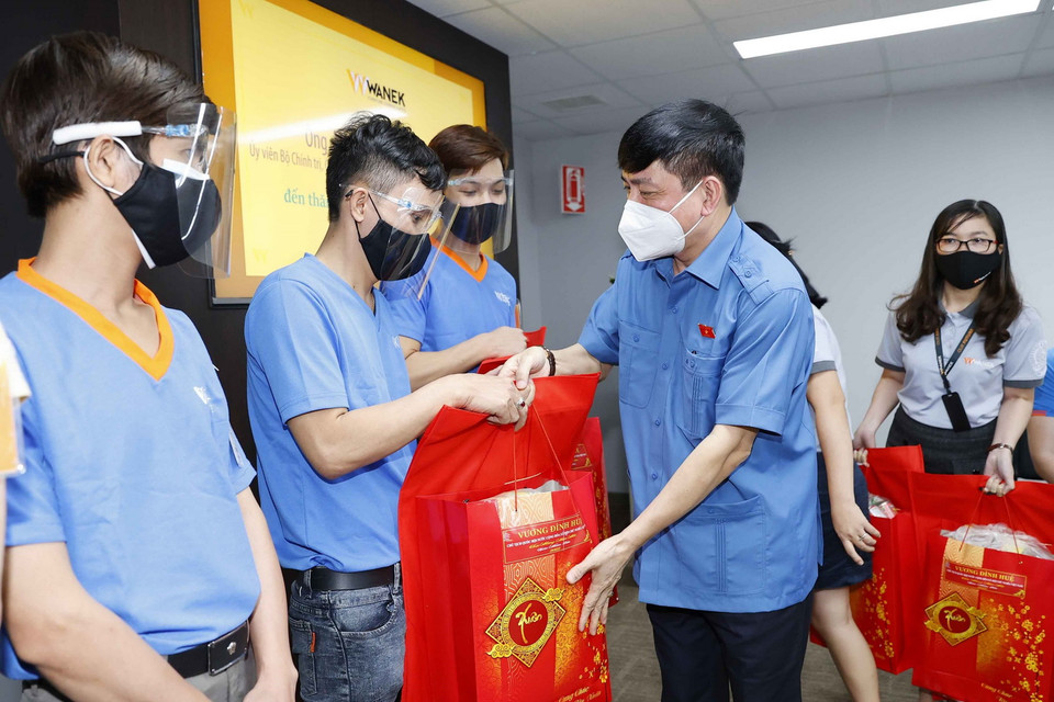 Tổng thư ký Quốc hội, Chủ nhiệm Văn phòng Quốc hội Bùi Văn Cường tặng quà Tết cho công nhân, người lao động đang làm việc tại Công ty Wanek Furniture. (Ảnh: Doãn Tấn/TTXVN)