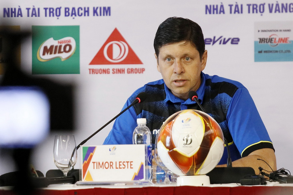 Huấn luyện viên Fabio Maciel của đội U23 Timor Lester trả lời câu hỏi của phóng viên các cơ quan thông tấn, báo chí. (Ảnh: Trung Kiên/TTXVN)