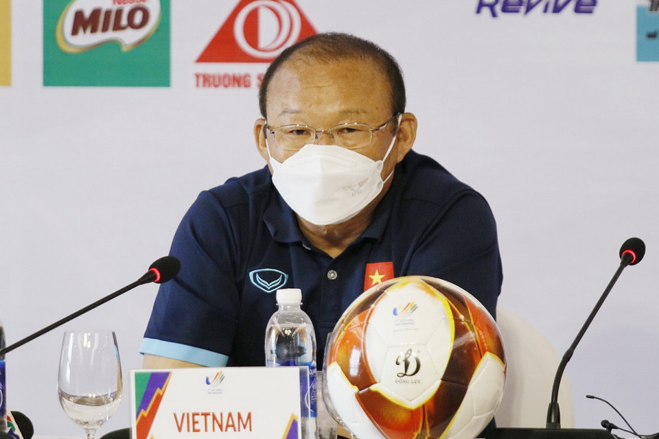 Huấn luyện viên trưởng U23 Việt Nam, ông Park Hang-seo trả lời câu hỏi của phóng viên các cơ quan thông tấn, báo chí. (Ảnh: Trung Kiên/TTXVN)