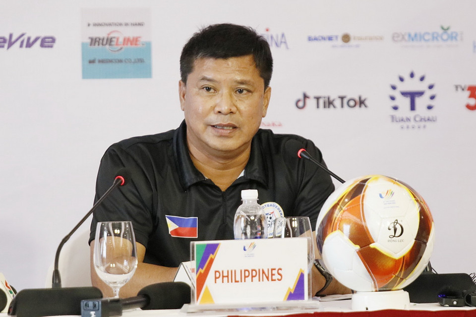 Huấn luyện viên trưởng U23 Philippines, ông Norman Fegidero trả lời câu hỏi của phóng viên các cơ quan thông tấn, báo chí. (Ảnh: Trung Kiên/TTXVN)