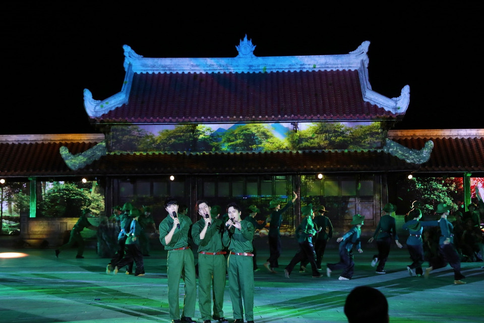 Tam ca trong chương trình nghệ thuật “Khát vọng hòa bình” tri ân các anh hùng, liệt sỹ. (Ảnh: Hoàng Hiếu/TTXVN)